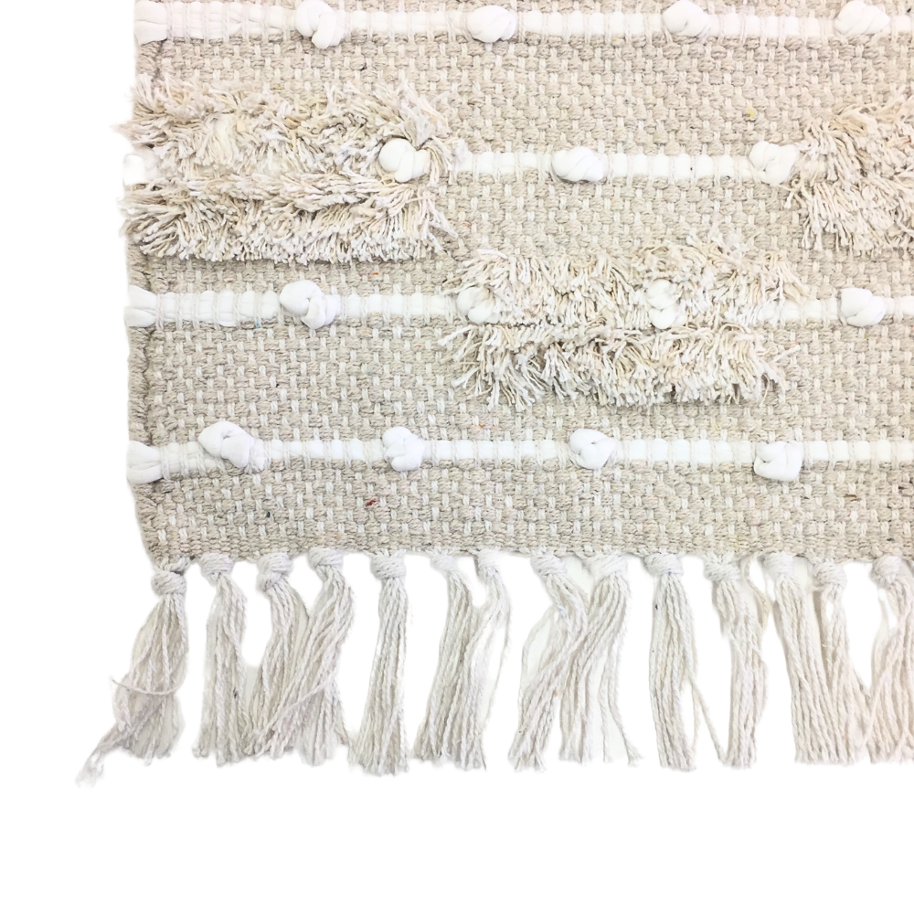 Tapis texturé en coton beige et blanc à franges 24 po x 40 po