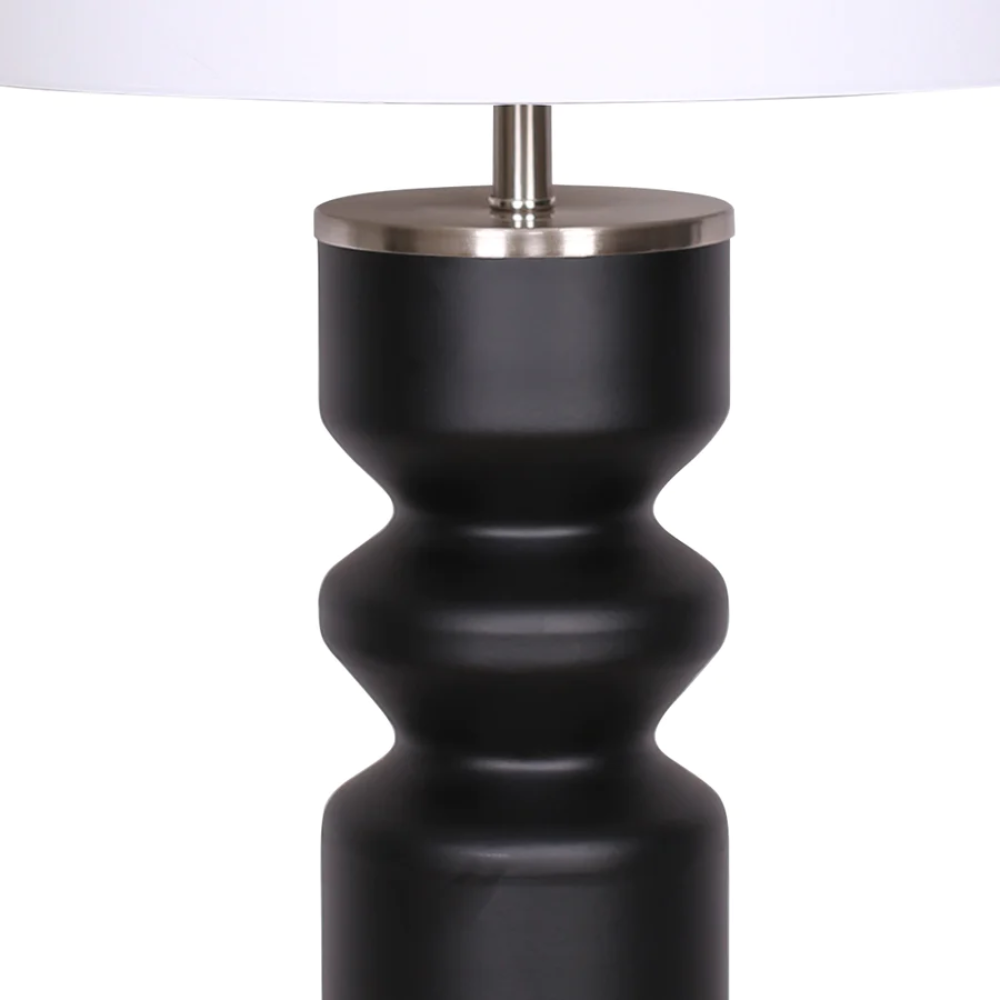 Lampe de table mid century noir mat sculptée à abat-jour blanc