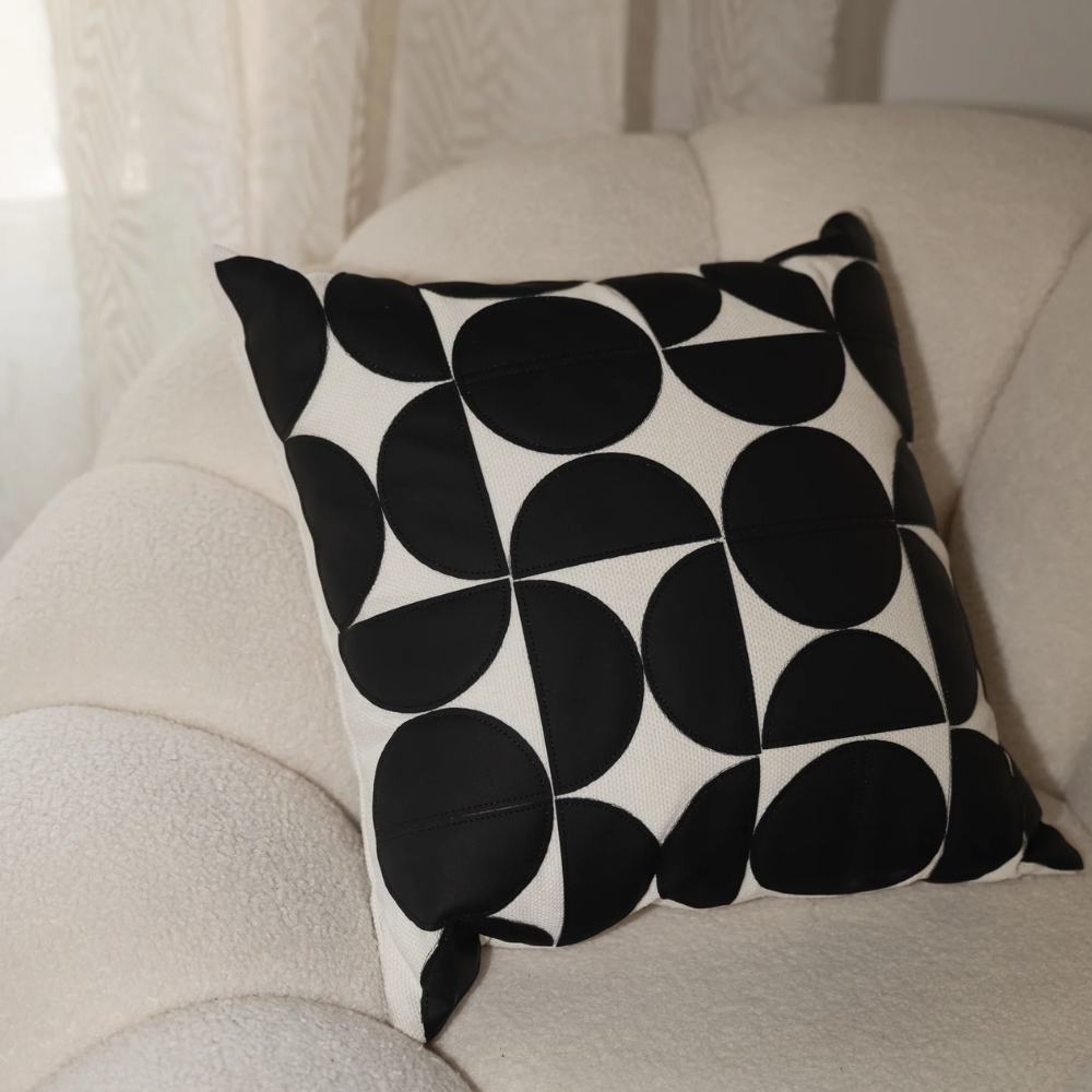 Coussin avec motifs géométriques en similicuir noir et blanc